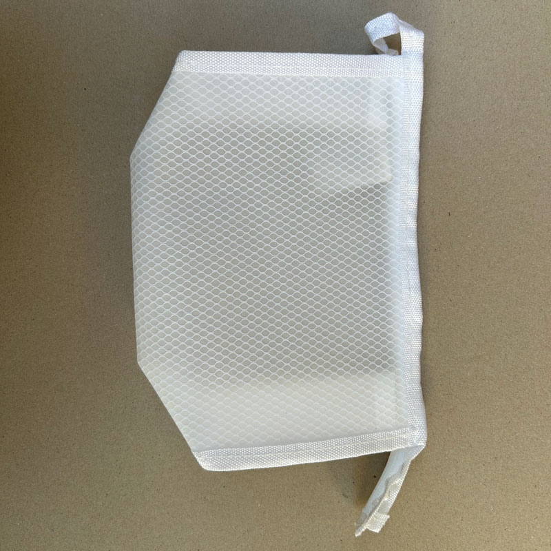 কীভাবে একটি পরিষ্কার কসমেটিক ব্যাগ পরিষ্কার করবেন